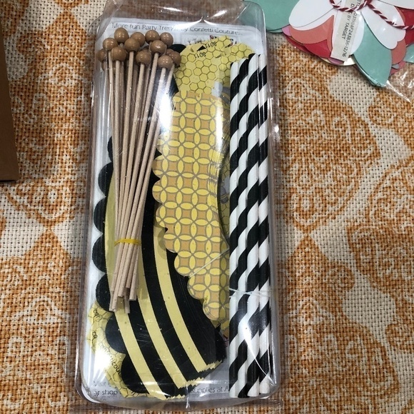 NWT Honeycomb Spring Party Decorations Bundle - Picture 3 of 8